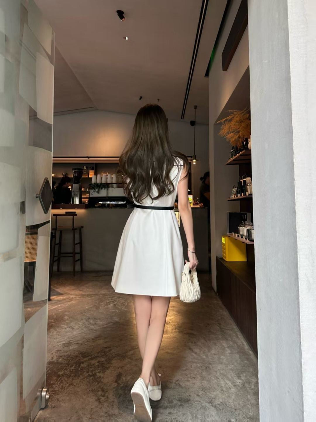 Sleeveless dress with pocket appliqué
