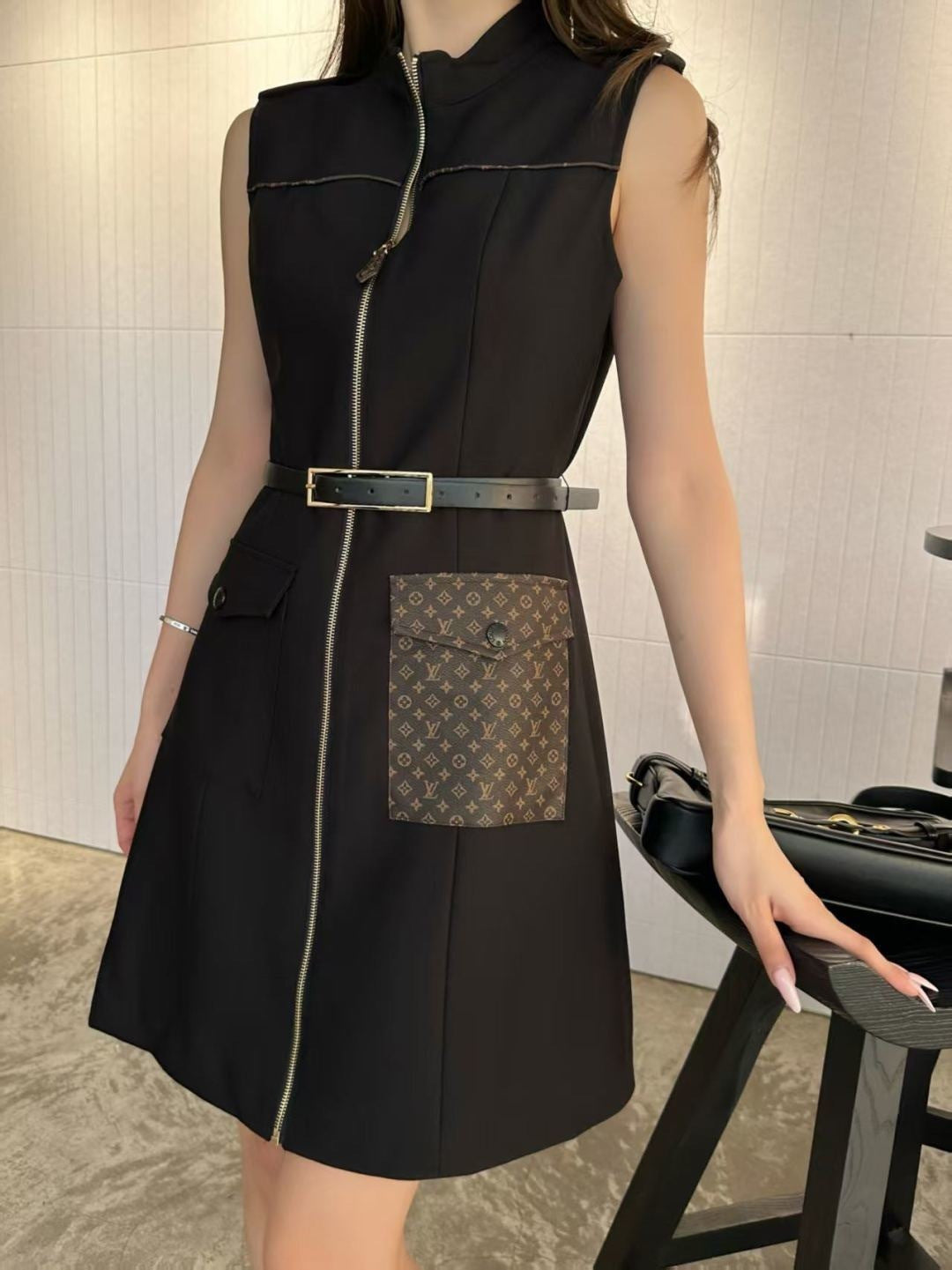 Sleeveless dress with pocket appliqué