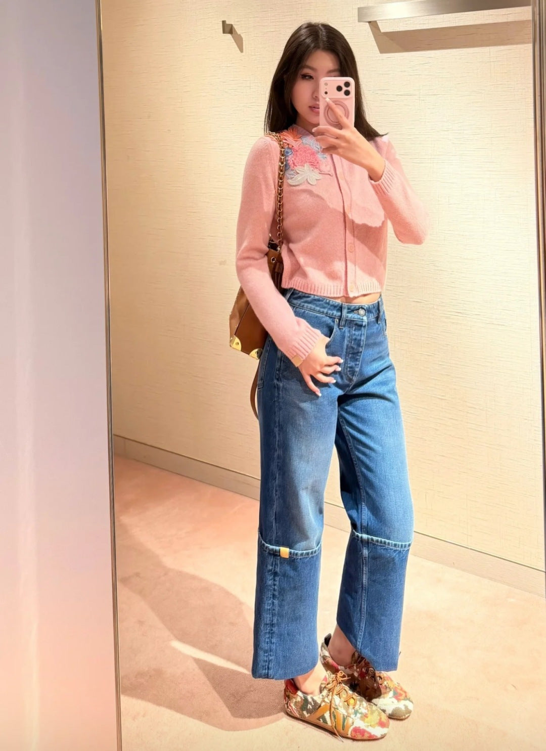 High-top rolled-up denim jeans
