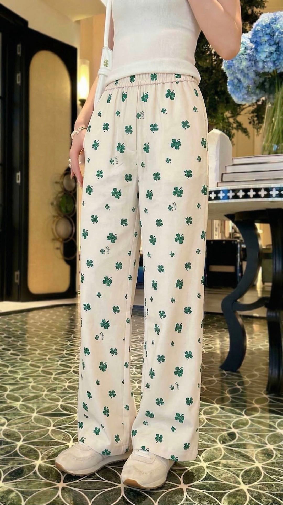 Four-leaf clover print straight-leg pants