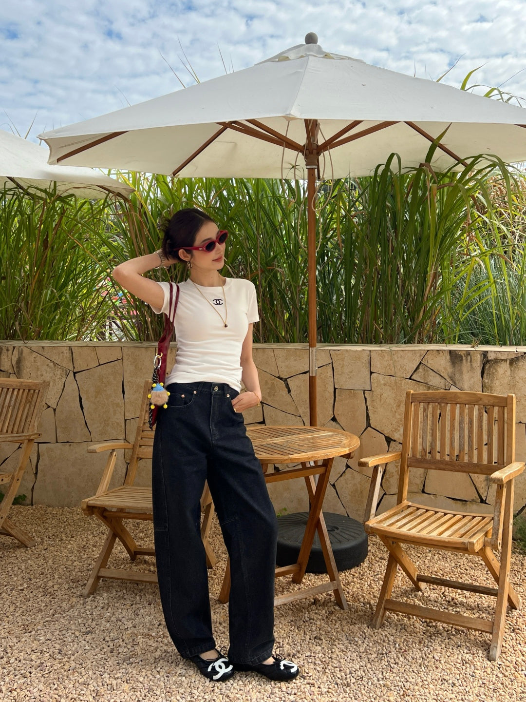 Wide-leg jeans with a slight curve