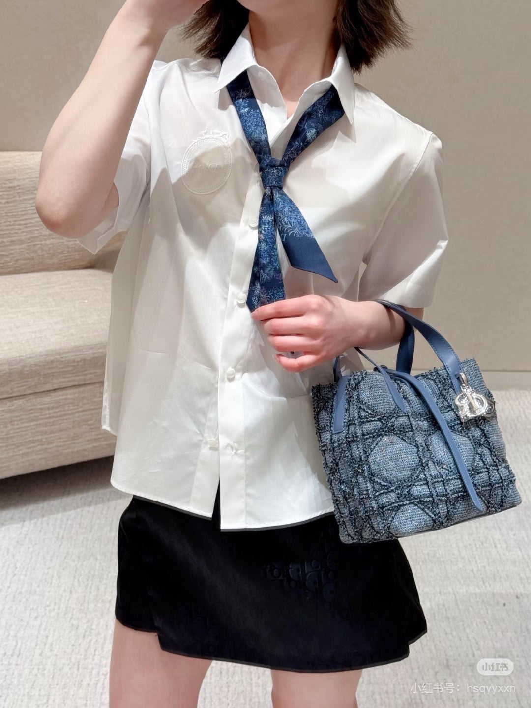26ss White shirt adorned with a silk scarf