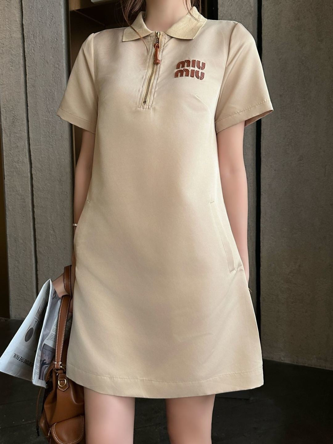 26ss Letter-embellished lapel dress