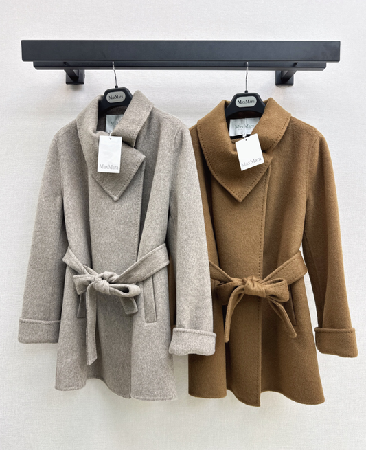 26Latest Autumn/Winter Double-Faced Wool-Blend Coat with Asymmetric Triangular Collar (Mid-Length)