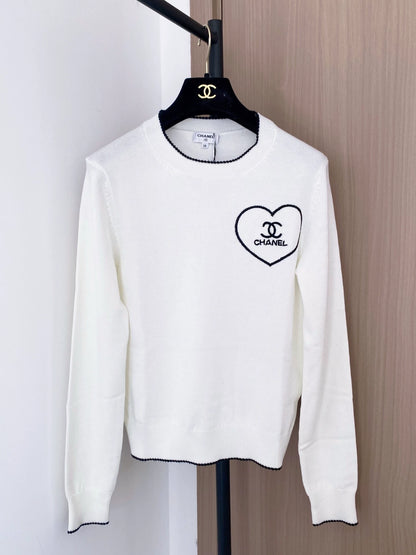 Heart-shaped long-sleeved knit sweater