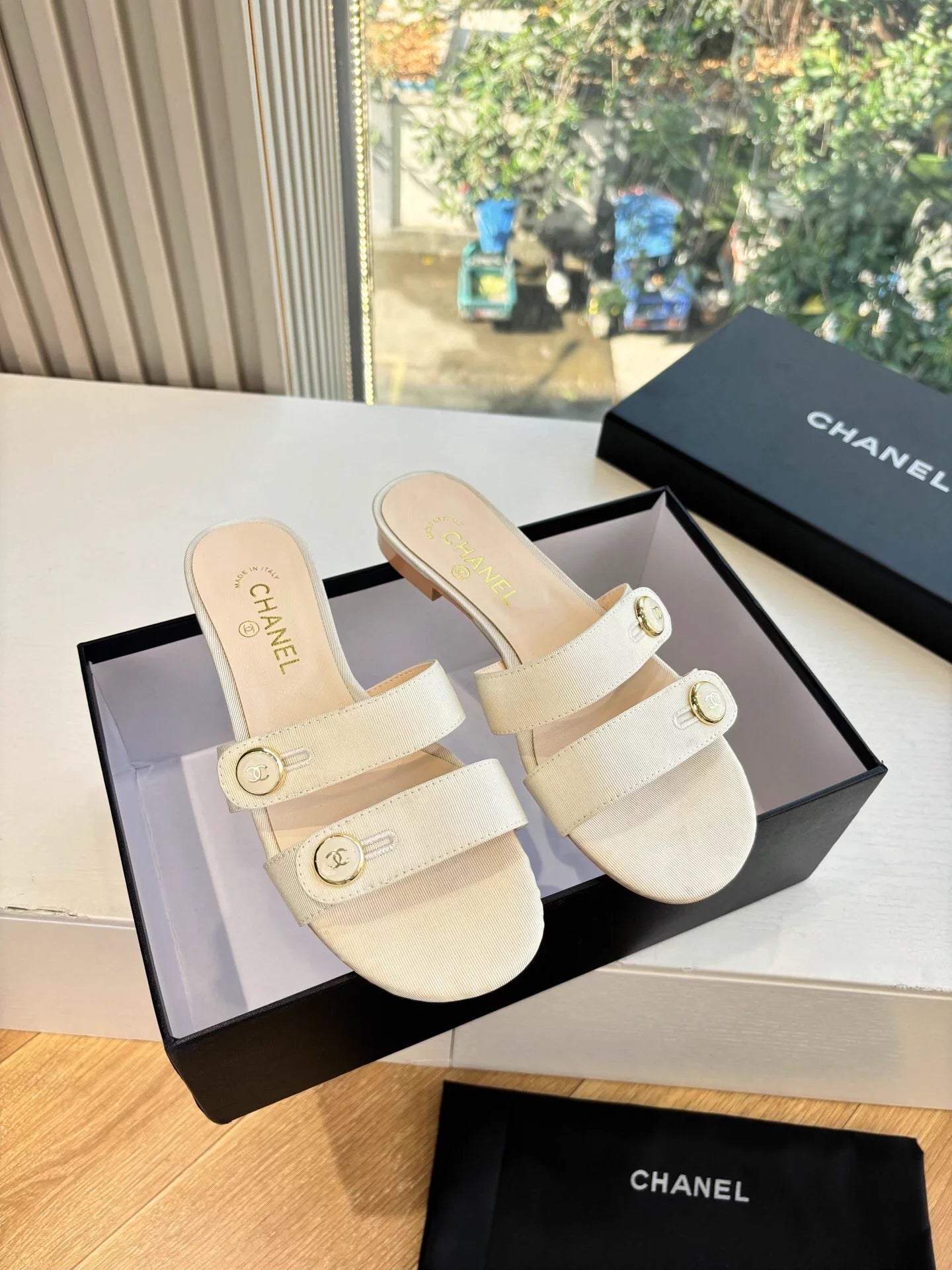 Double C buckle slippers