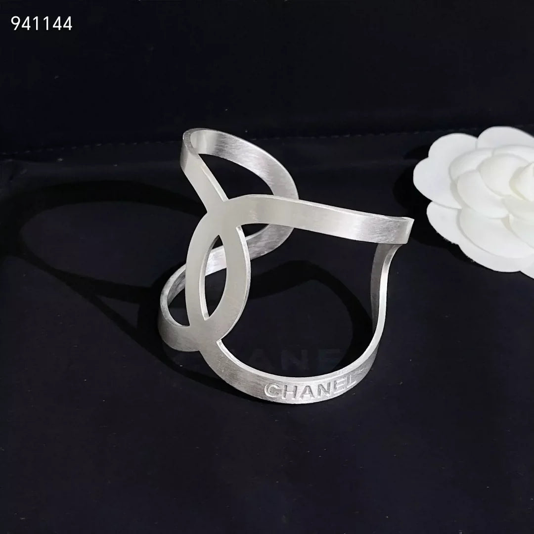 Silver three-dimensional wide bracelet
