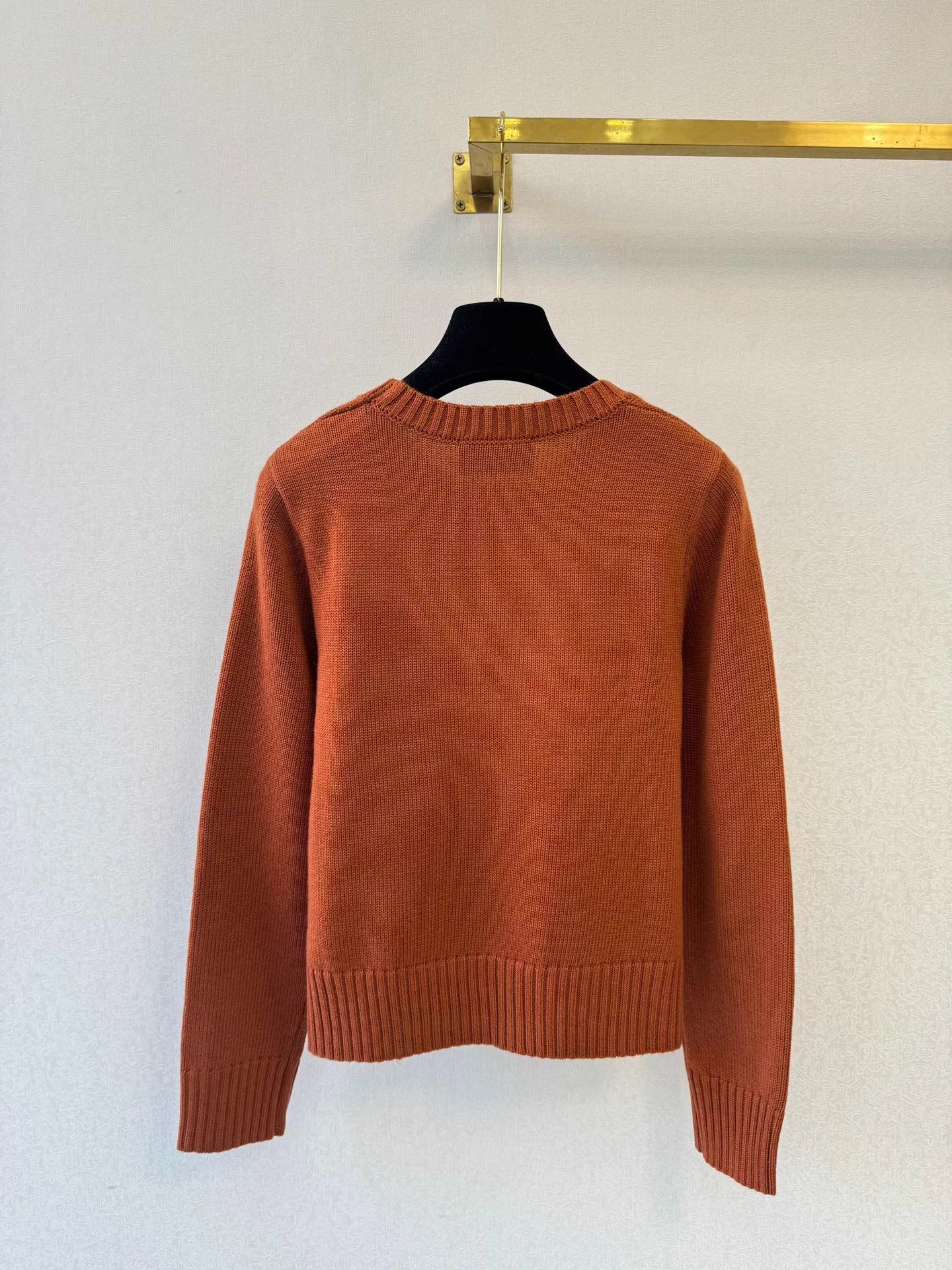 Crew neck knit sweater
