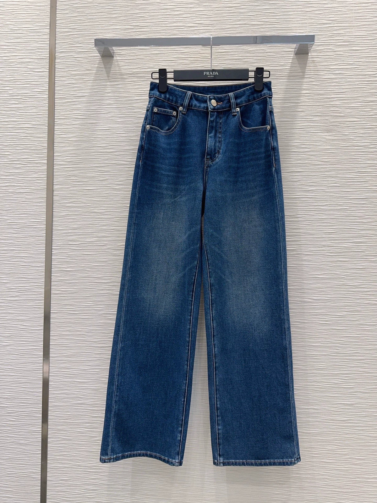 26New-Arrival Jeans with Rear Triangle Logo and Pockets