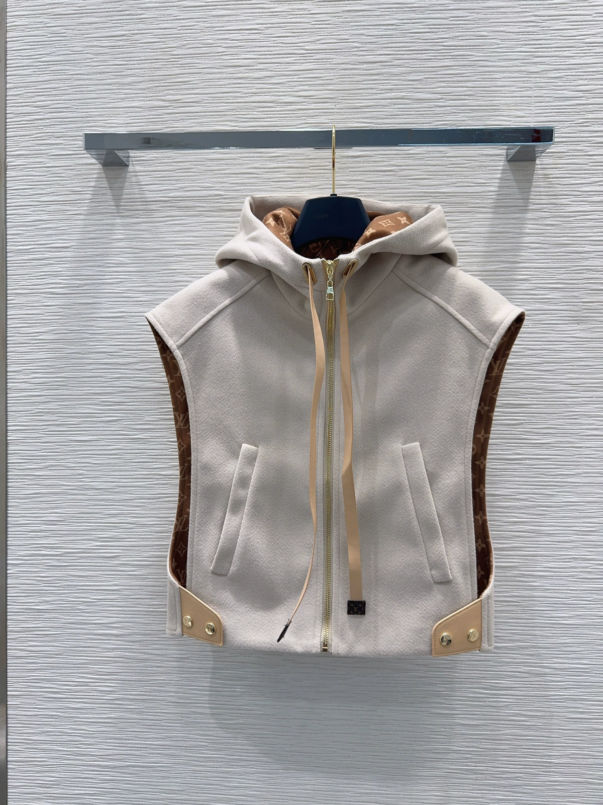 26New Color-Block Hooded Vest