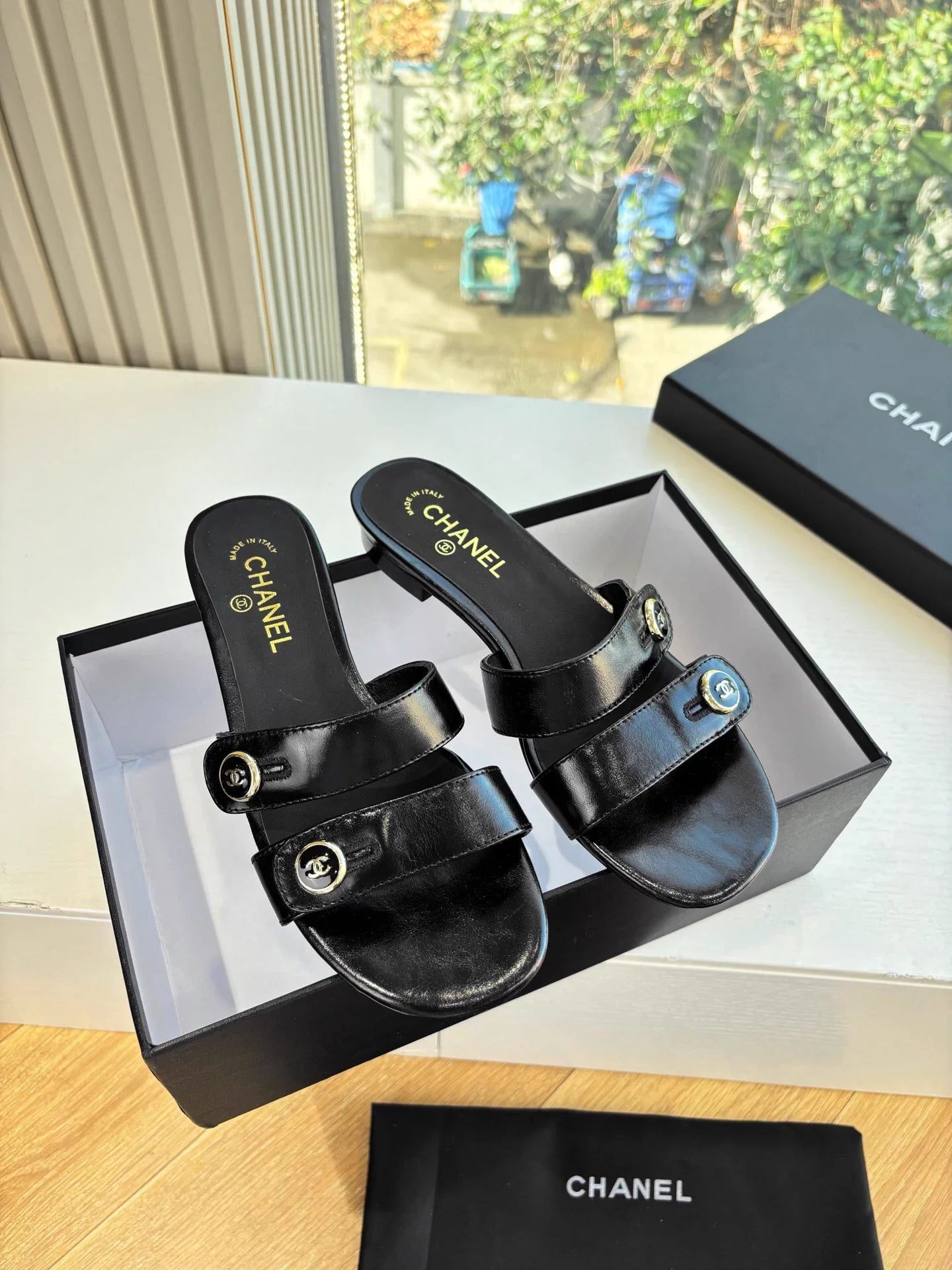 Double C buckle slippers