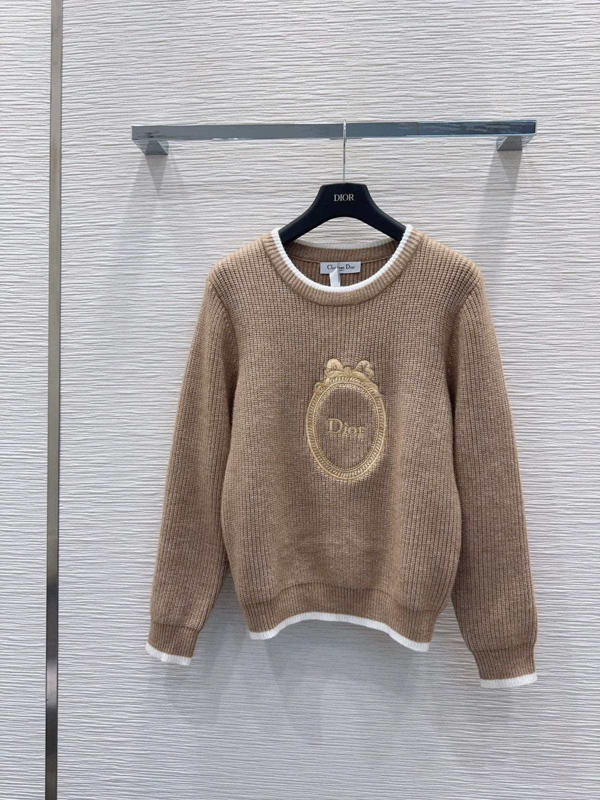 26Long-Sleeve Knitted Top with Contrast-Color Embroidered Logo