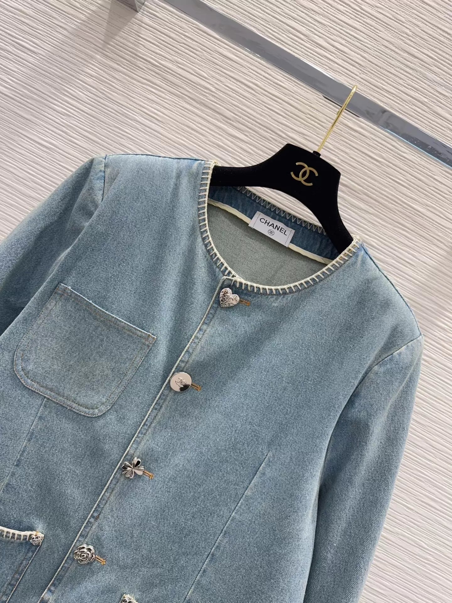 Long-sleeved denim jacket with pockets