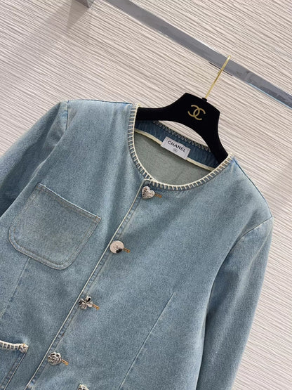 Long-sleeved denim jacket with pockets