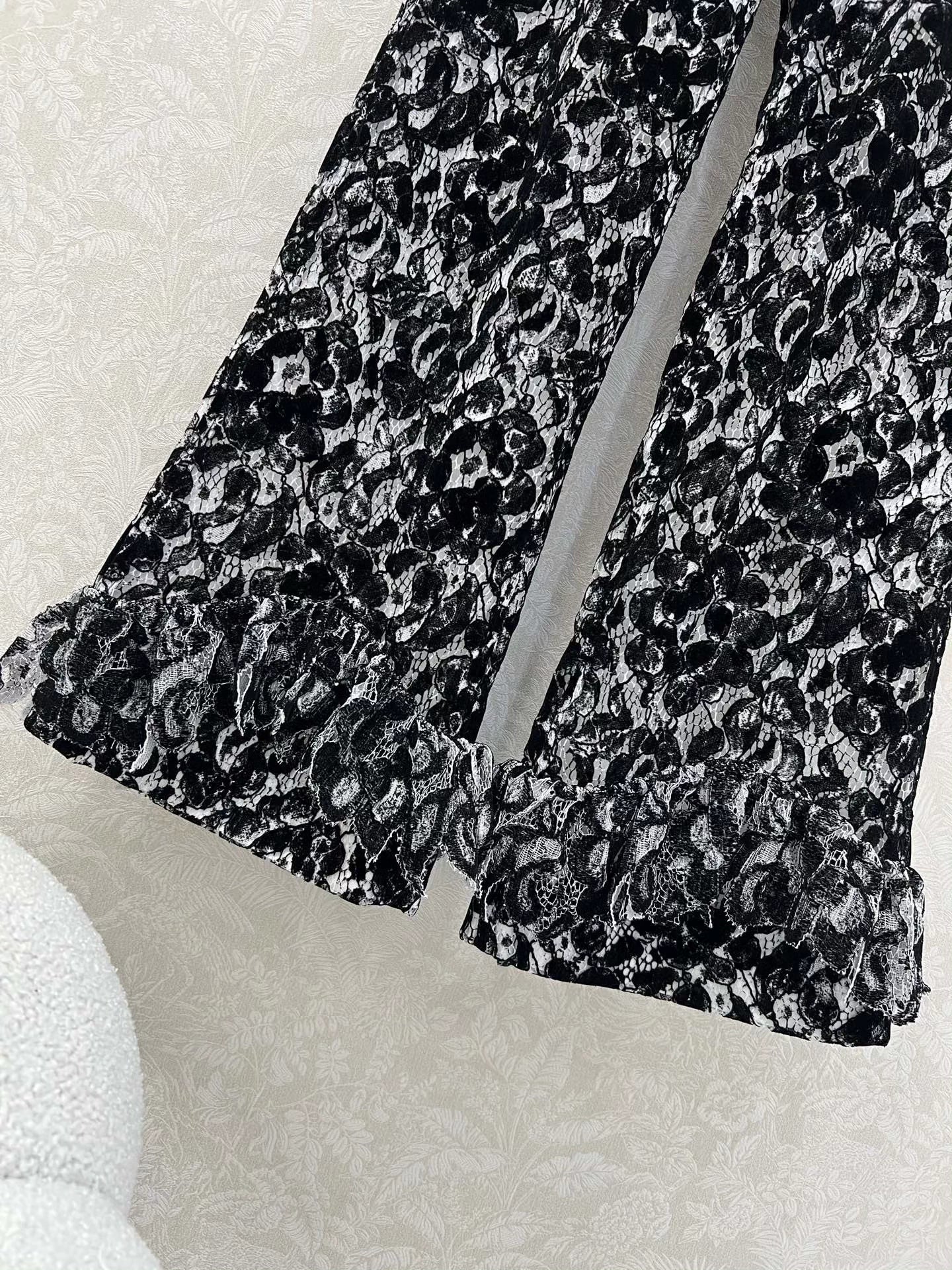 Lace small fragrant trumpet pants