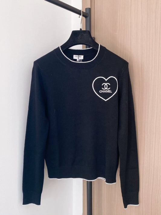 Heart-shaped long-sleeved knit sweater