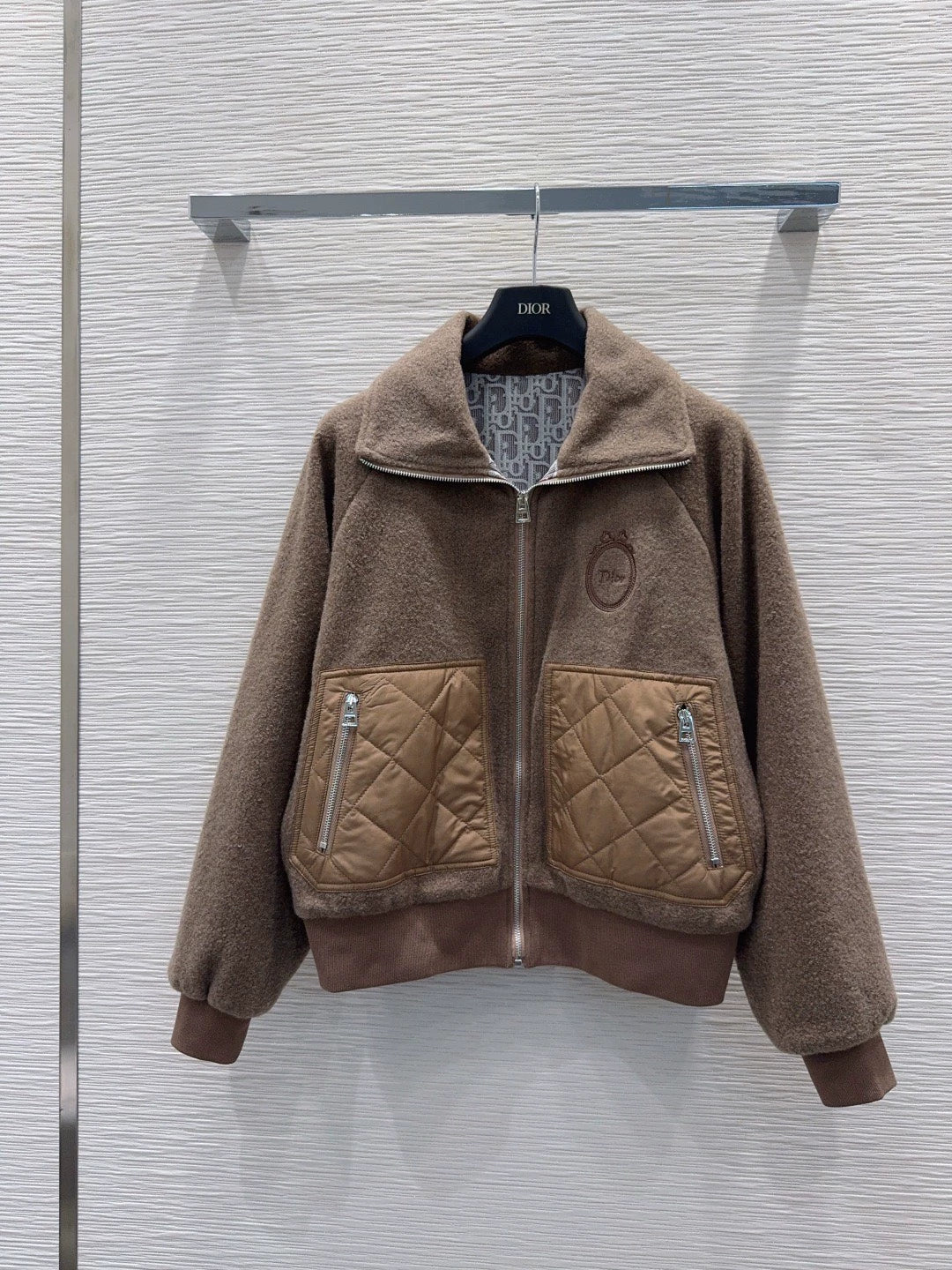 26New Quilted-Pattern Long-Sleeve Jacket with Pockets, Zipper, and Lapel