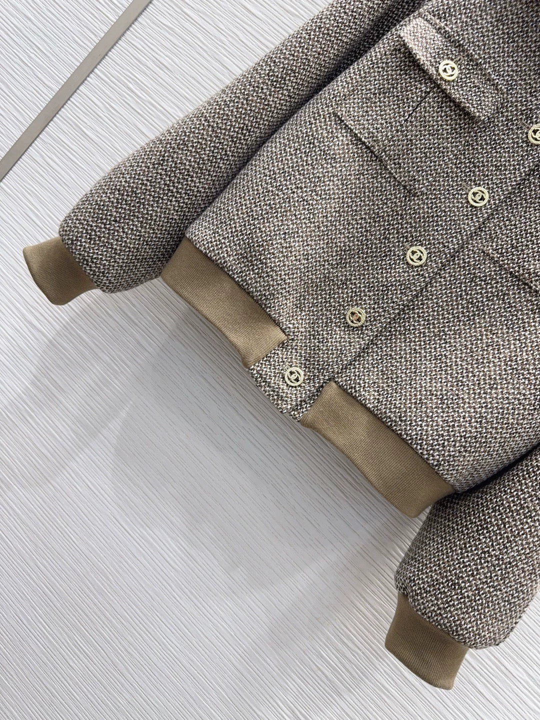 26New Long-Sleeve Jacket with Contrast-Color Pockets