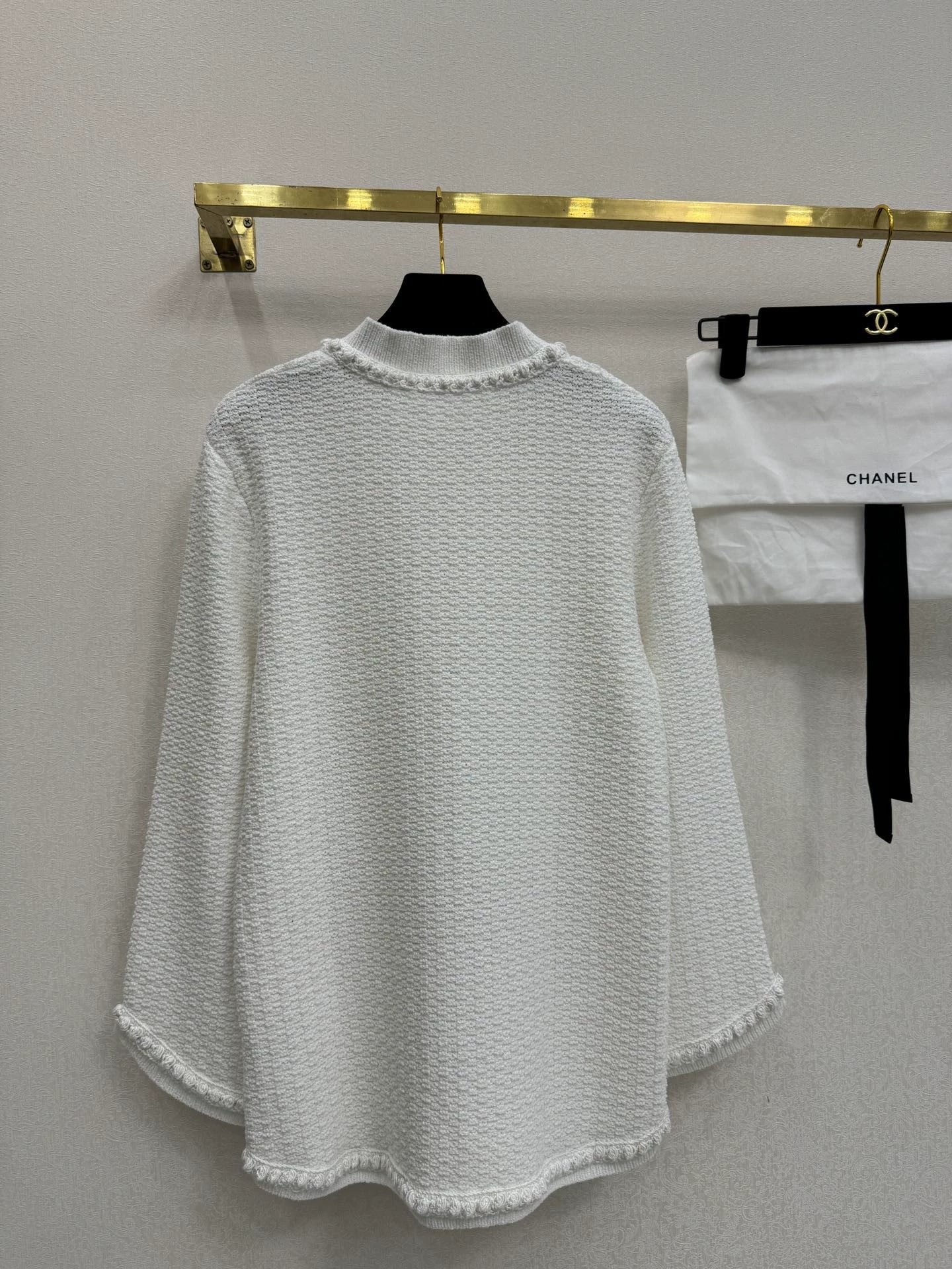 Hook-edge pocket long sleeve