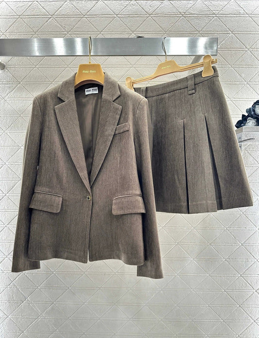 Suit with pleated skirt set