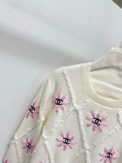 Lingge Flower Embroidered Knitted Sweater
