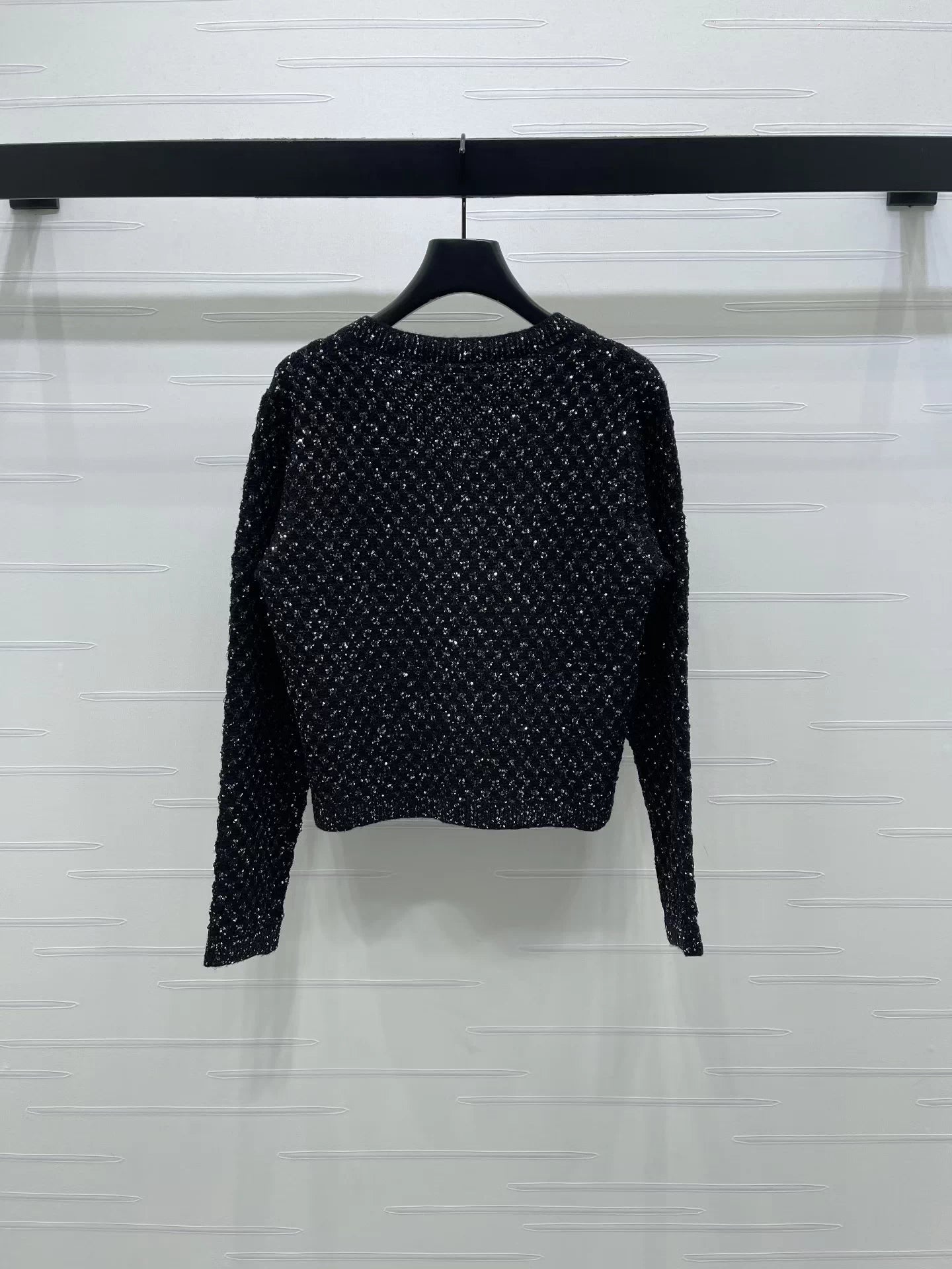 Heavy-duty sequined V-neck long-sleeved top