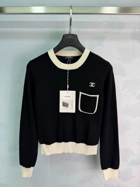 Chanel / 26 Early Autumn New Classic Black and White Contrast Knit Sweater