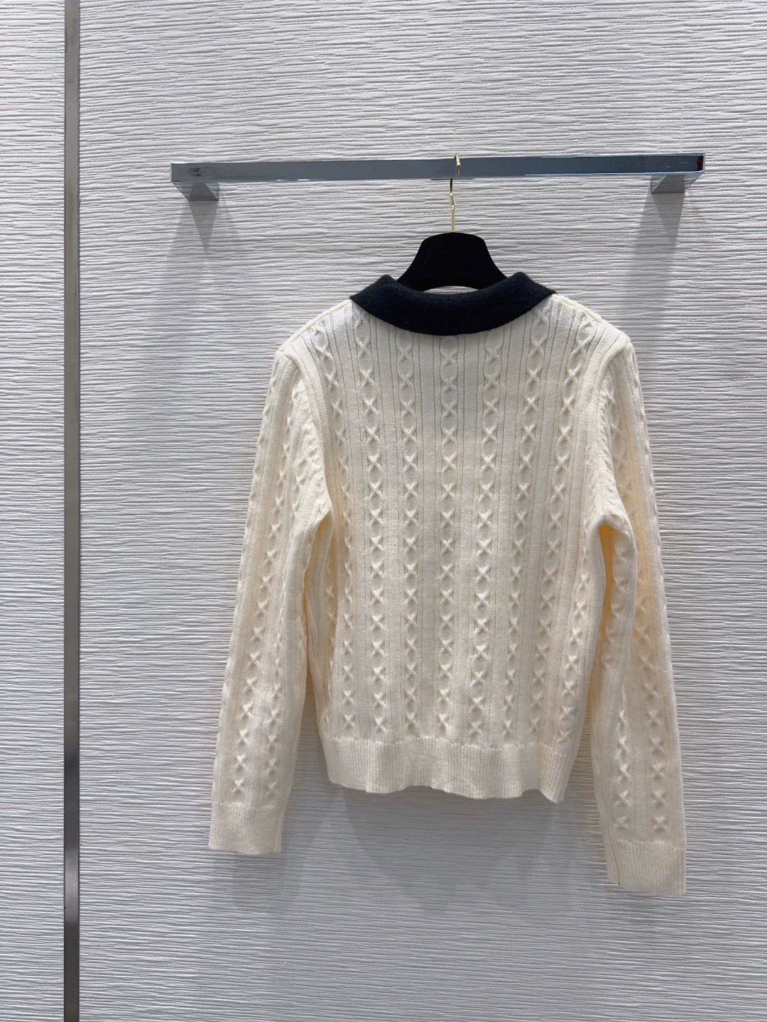 26New Classic Color-Block Sweater