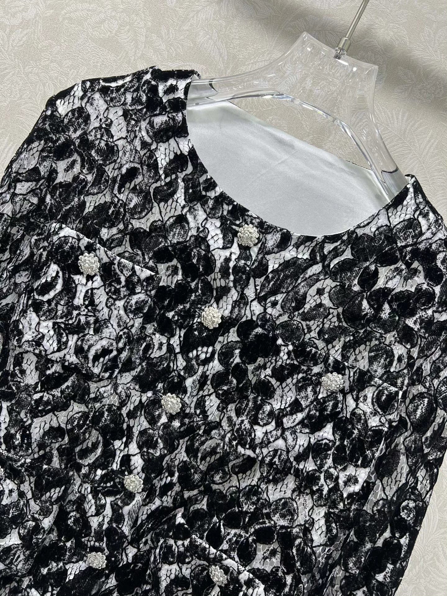 Xiaoxiangfeng lace trumpet long sleeved jacket