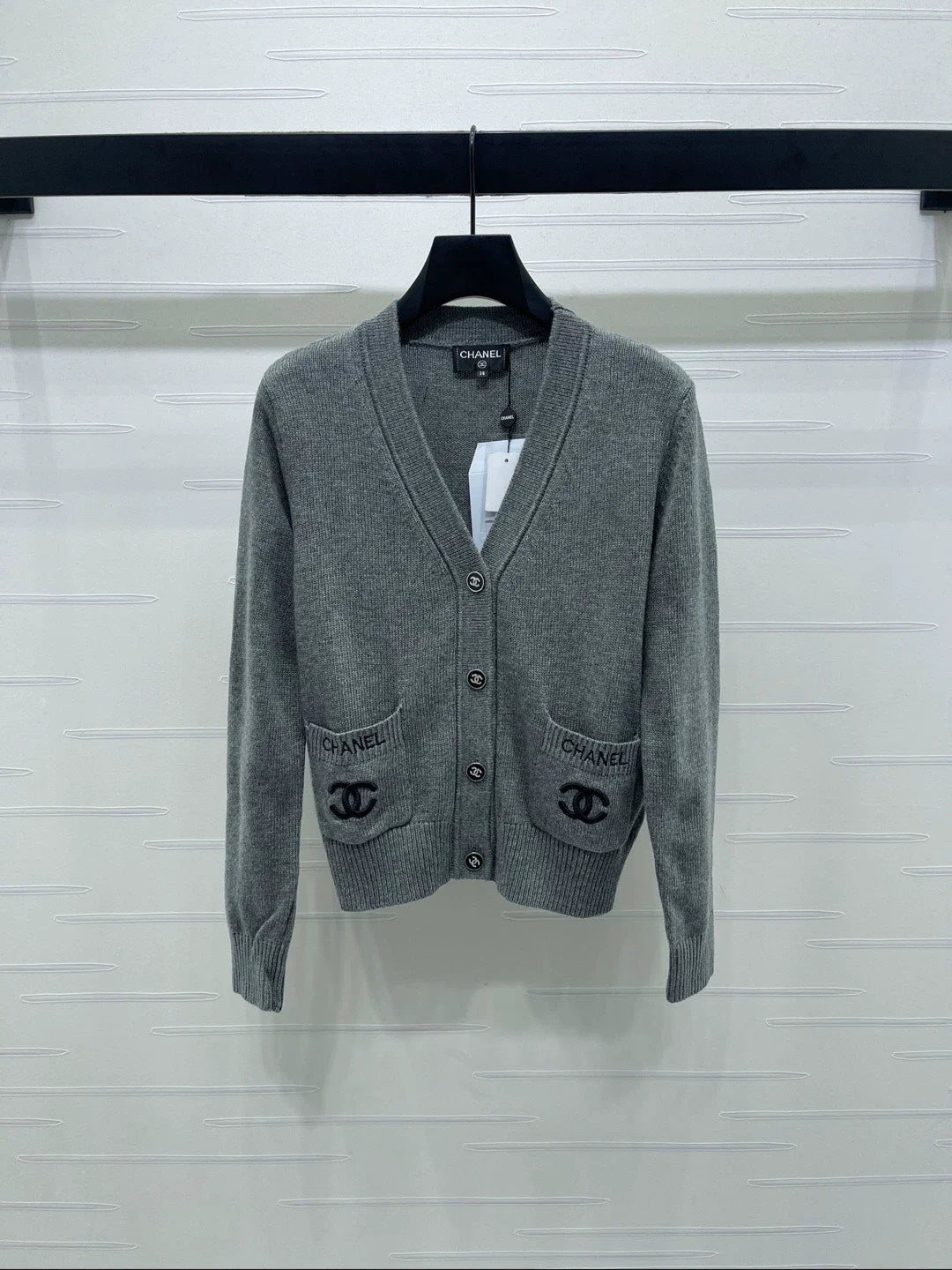 25fw V-neck long sleeved knitted cardigan