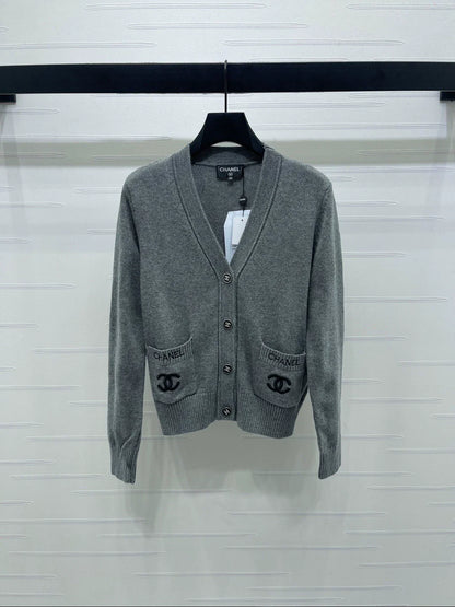 25fw V-neck long sleeved knitted cardigan