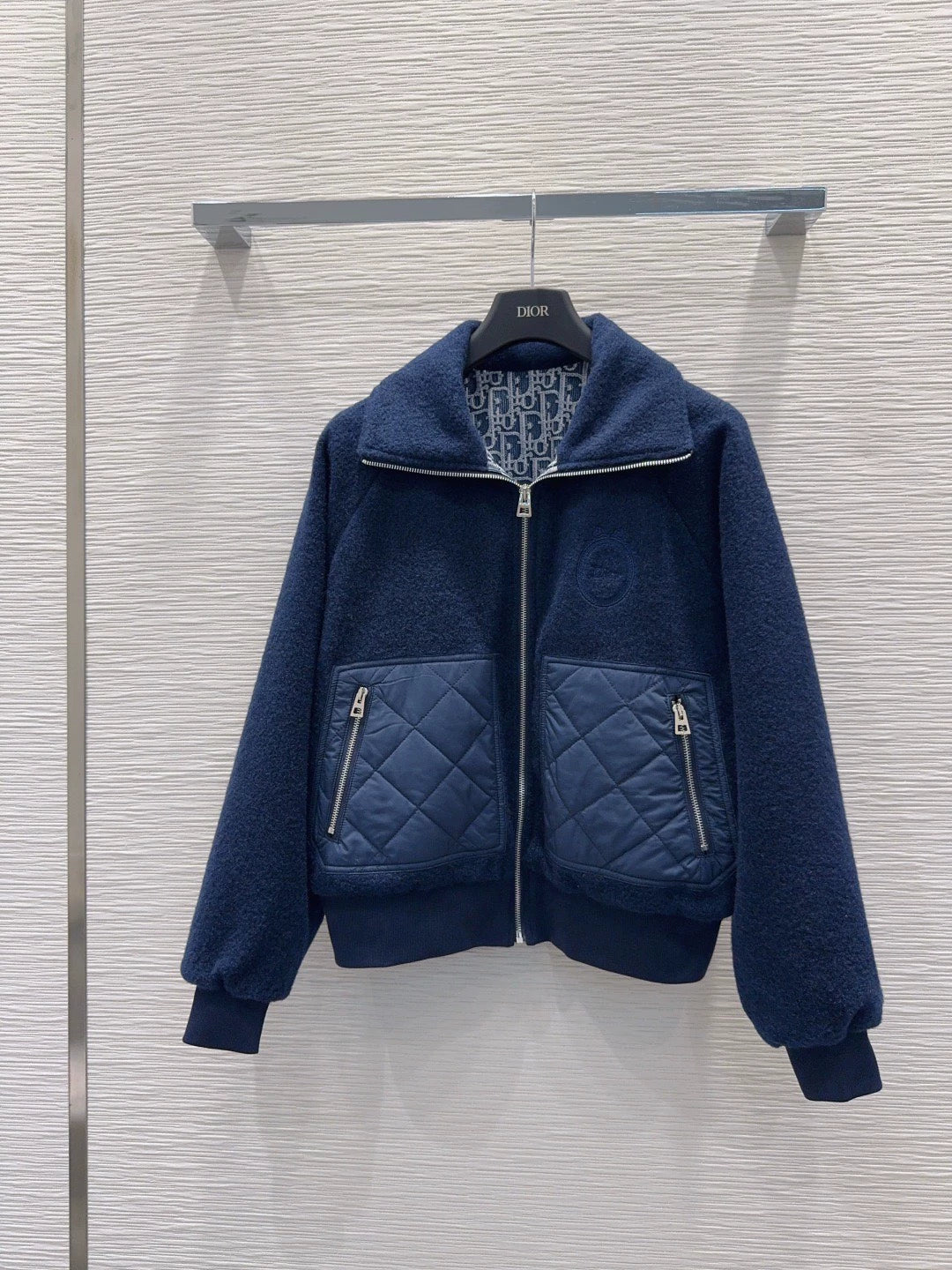26New Quilted-Pattern Long-Sleeve Jacket with Pockets, Zipper, and Lapel