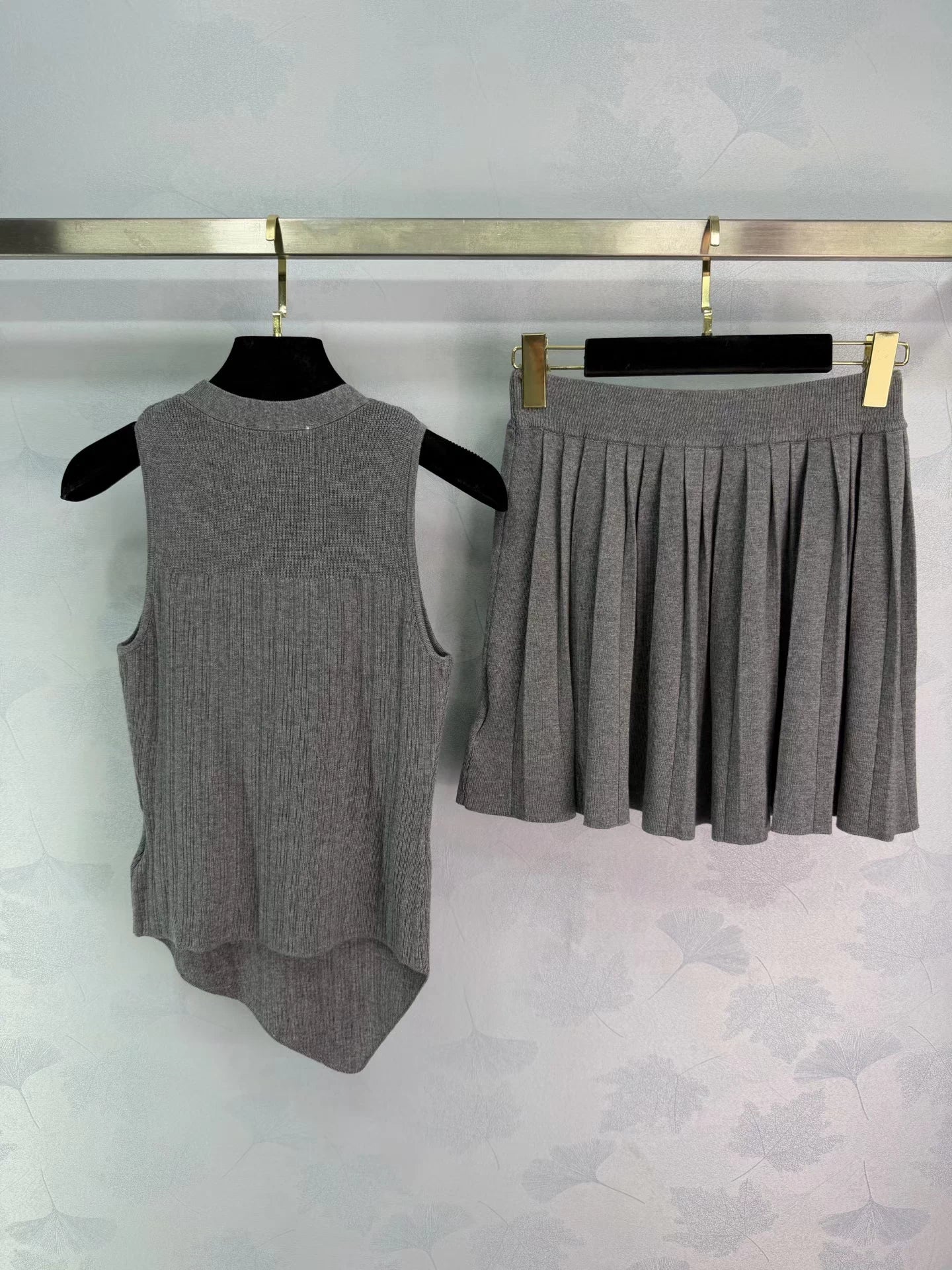 leeveless vest + pleated skirt set