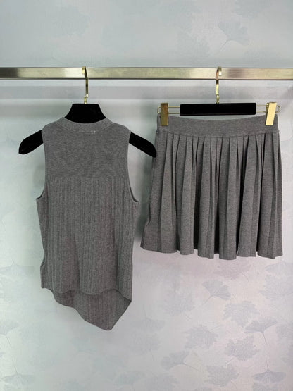 leeveless vest + pleated skirt set