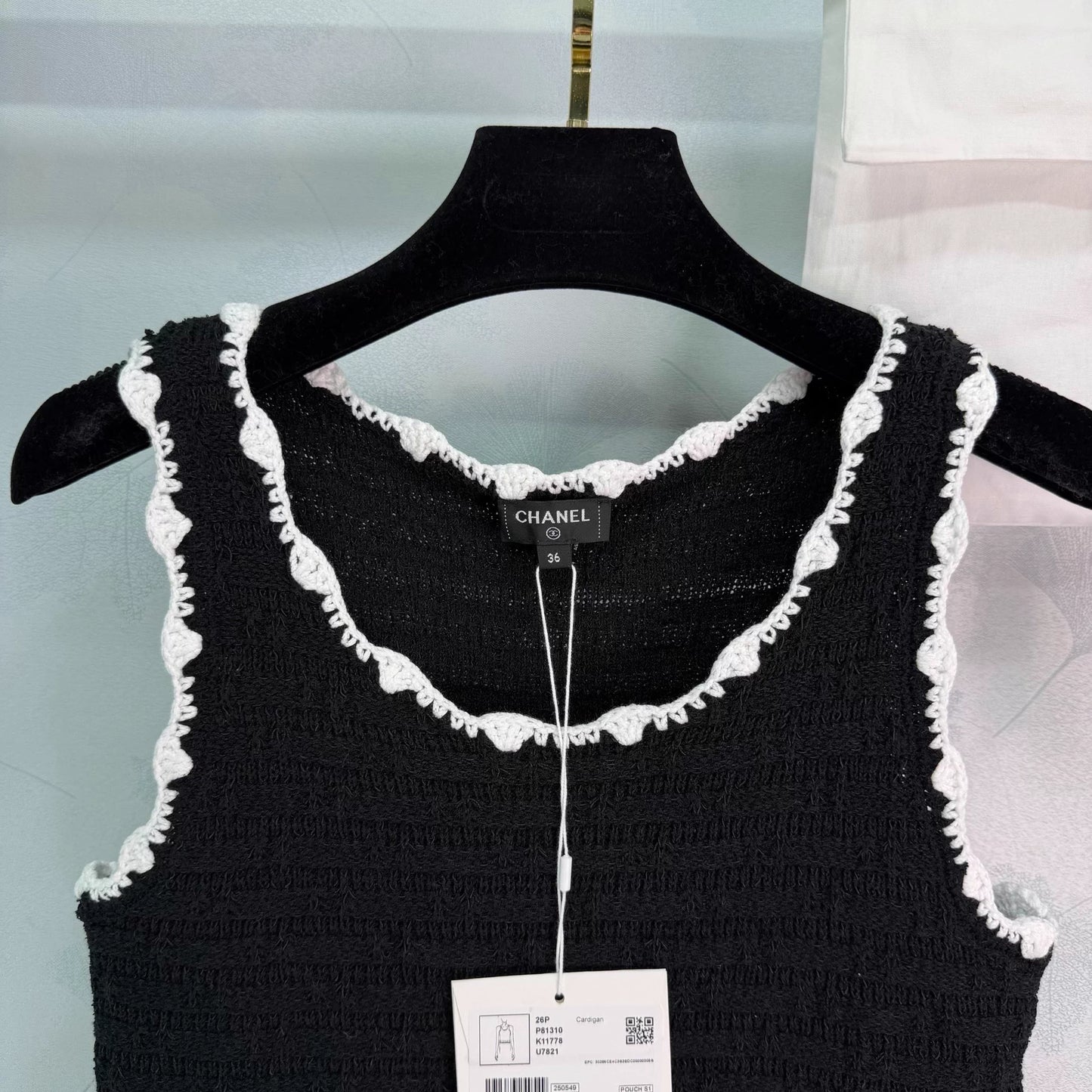 U-neck vest