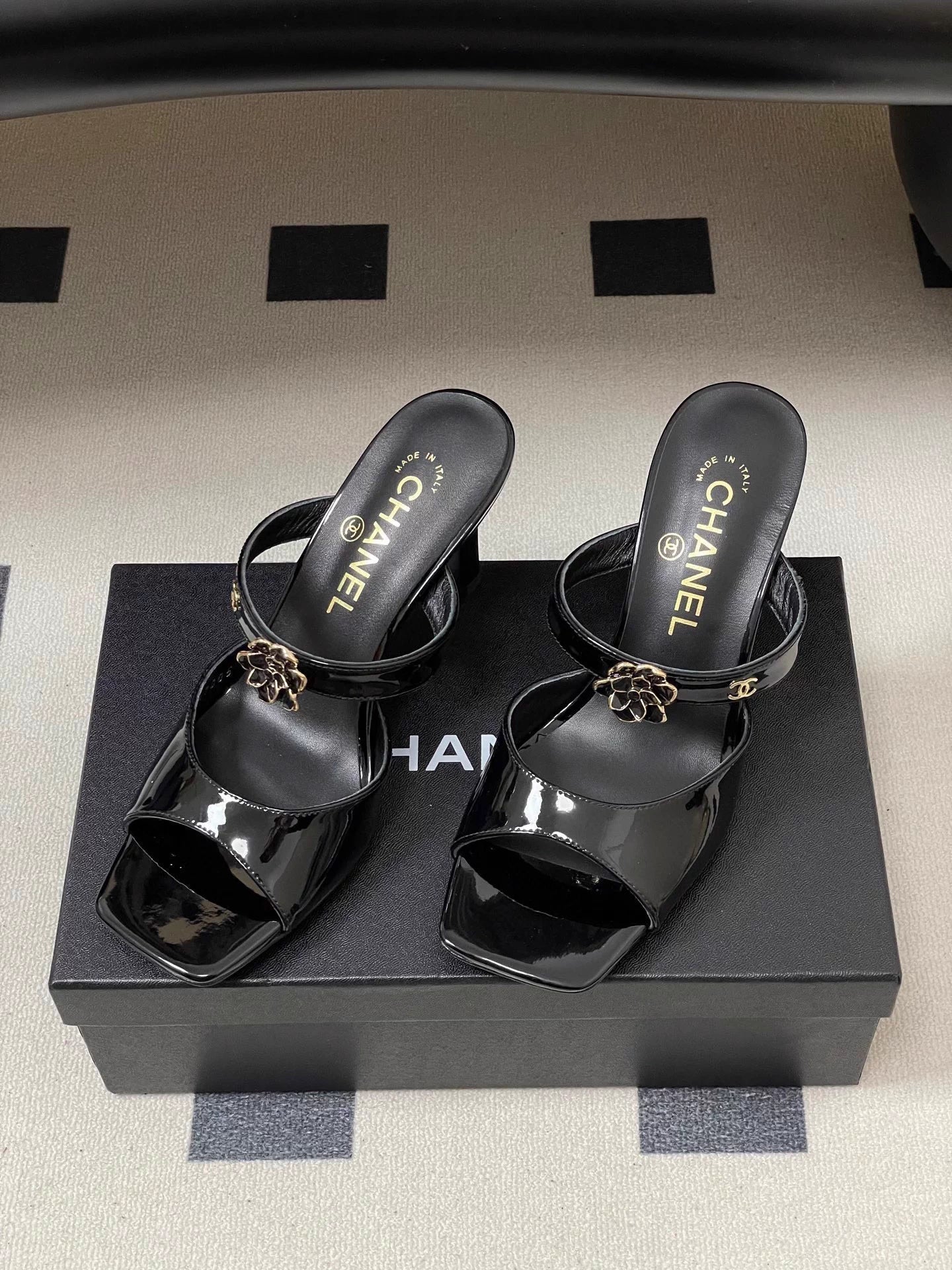 Square-toe peep-toe sandals