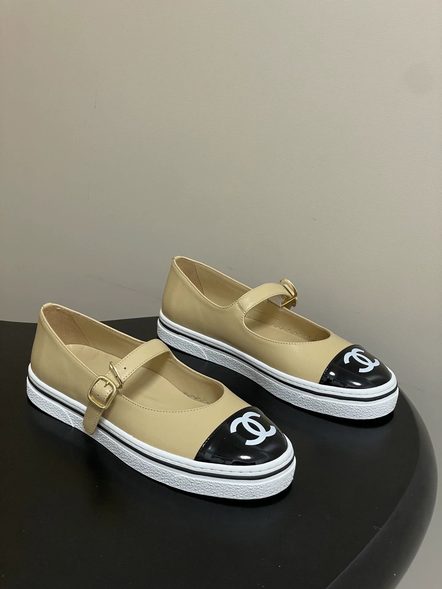 Color-blocked low-cut flats