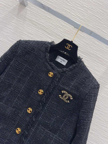 26Long-sleeved, round-neck, single-breasted jacket featuring a decorative brooch and tasseled pockets