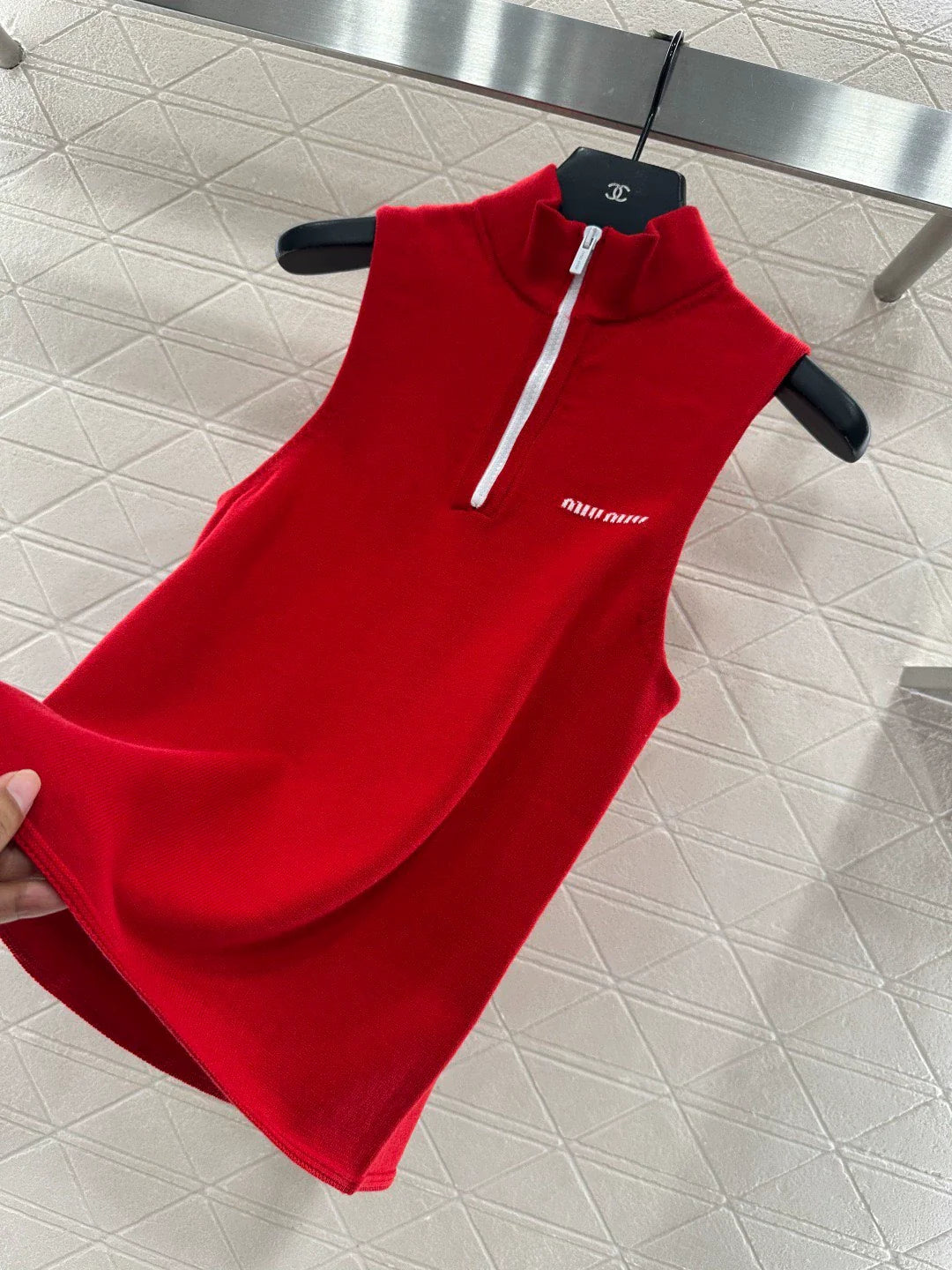 Small stand collar knitted vest
