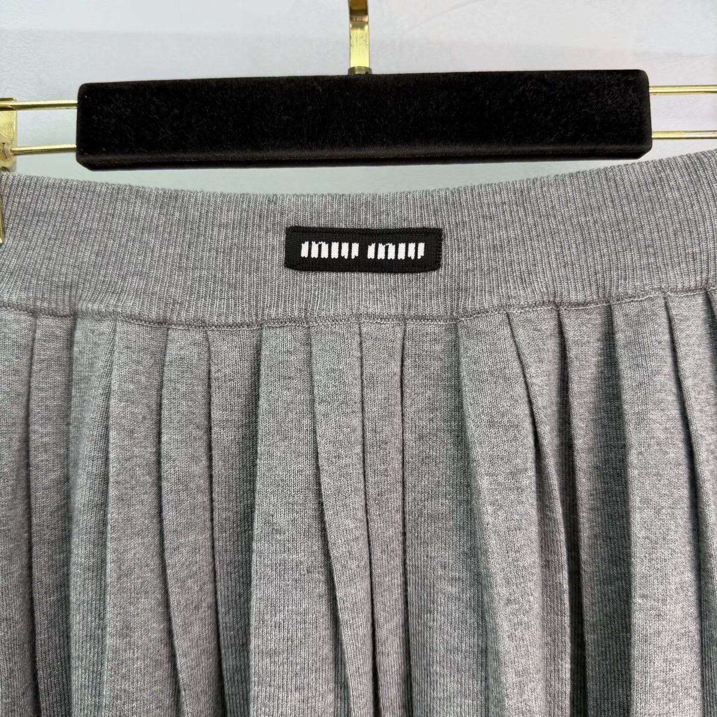 leeveless vest + pleated skirt set