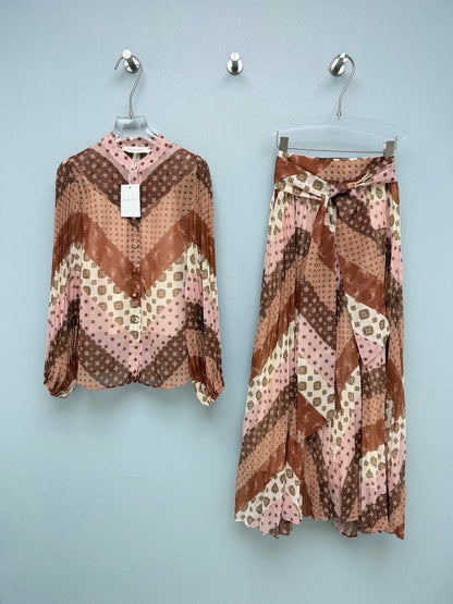 26Vintage-Style Pleated Set in Dusty Pink-Brown