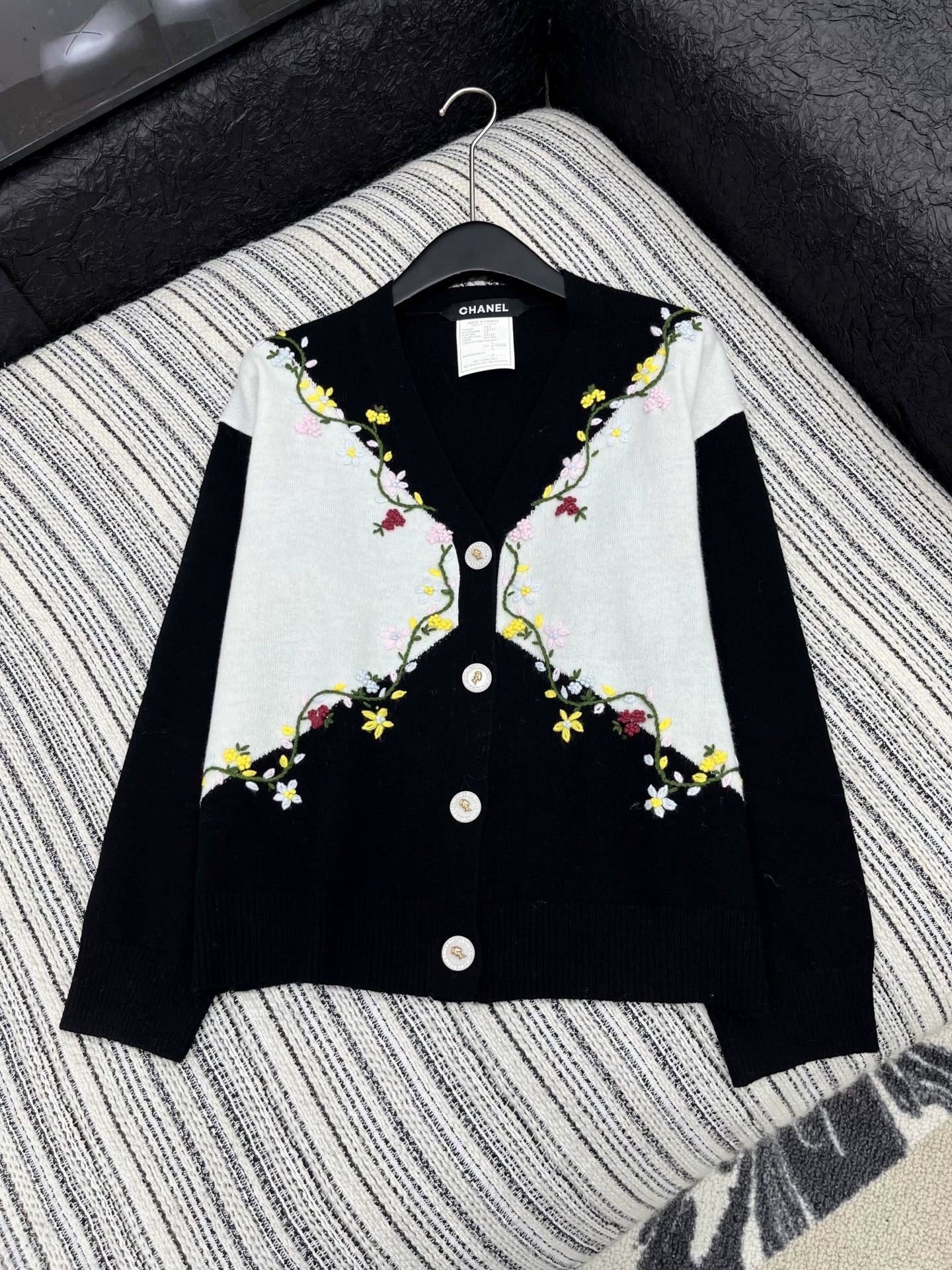 25fw Single breasted V-neck cardigan