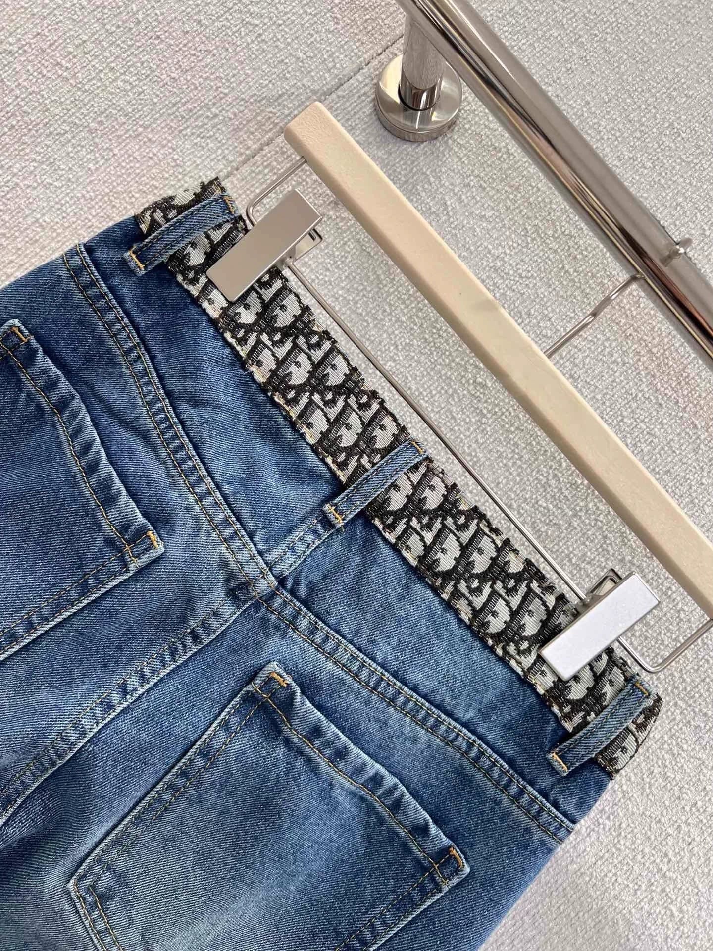 Color-blocked straight-leg jeans