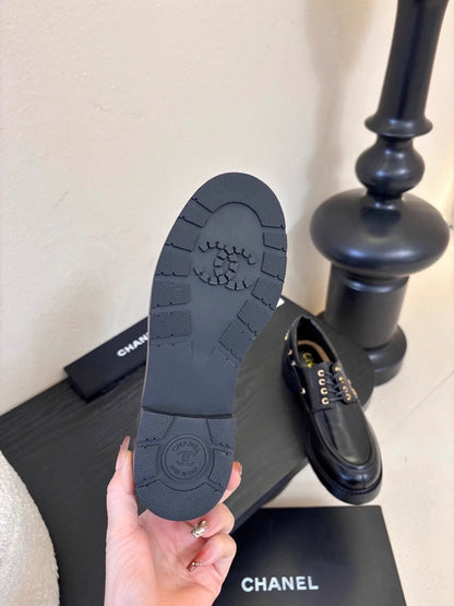 Double C buckle loafers