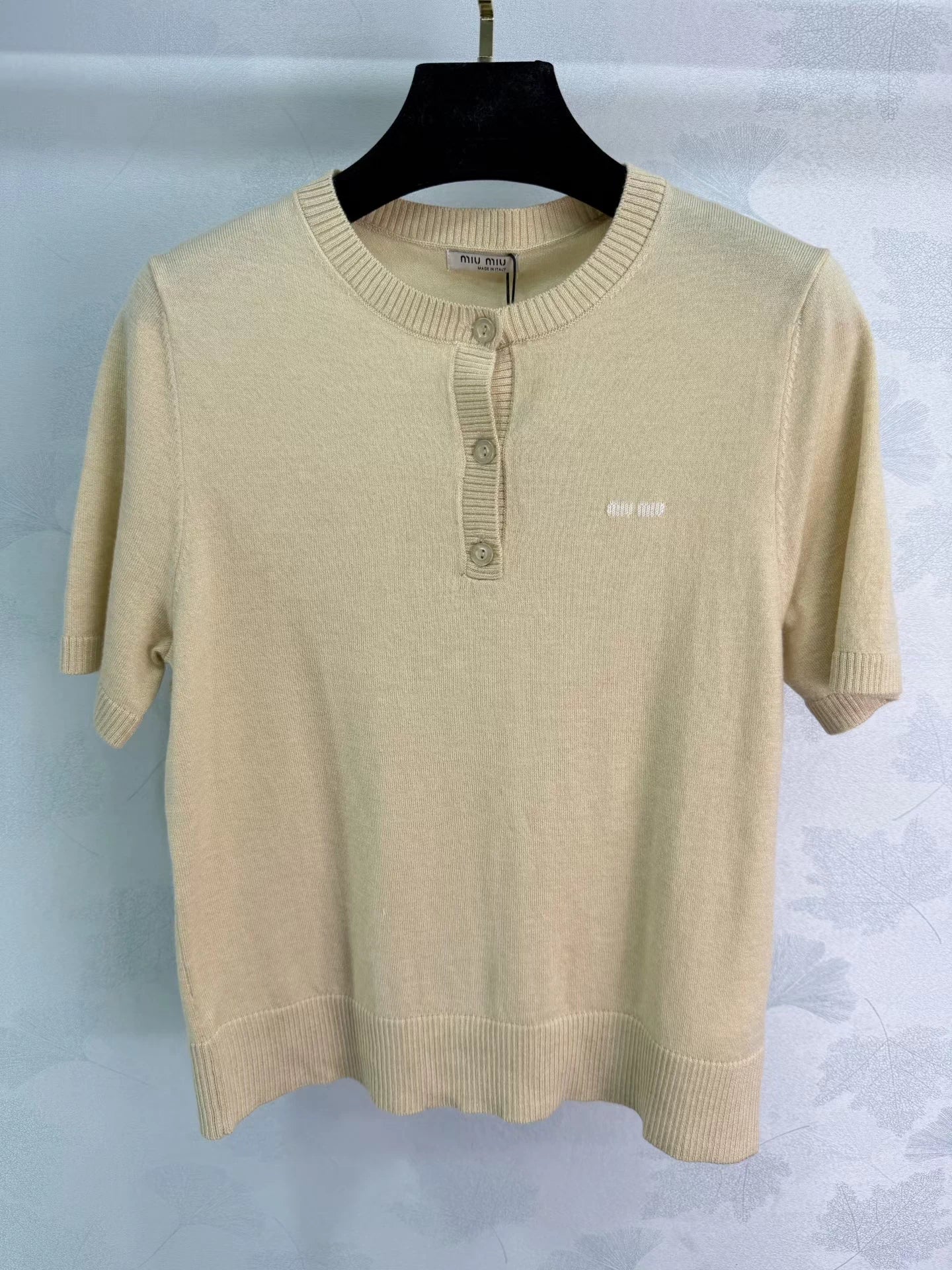 New short-sleeved knit sweater
