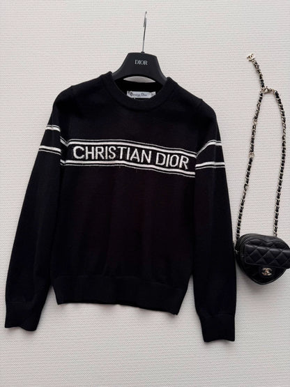 Long-sleeved sweater