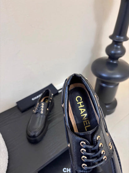 Double C buckle loafers
