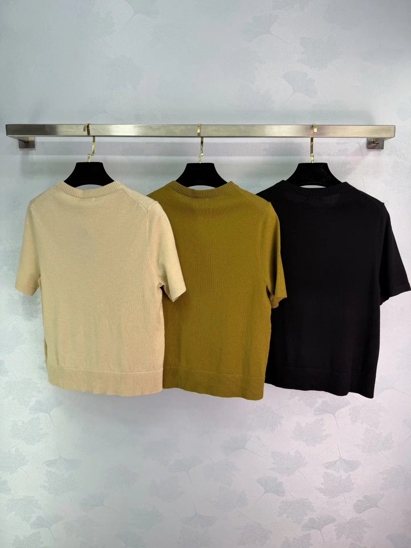 New short-sleeved knit sweater