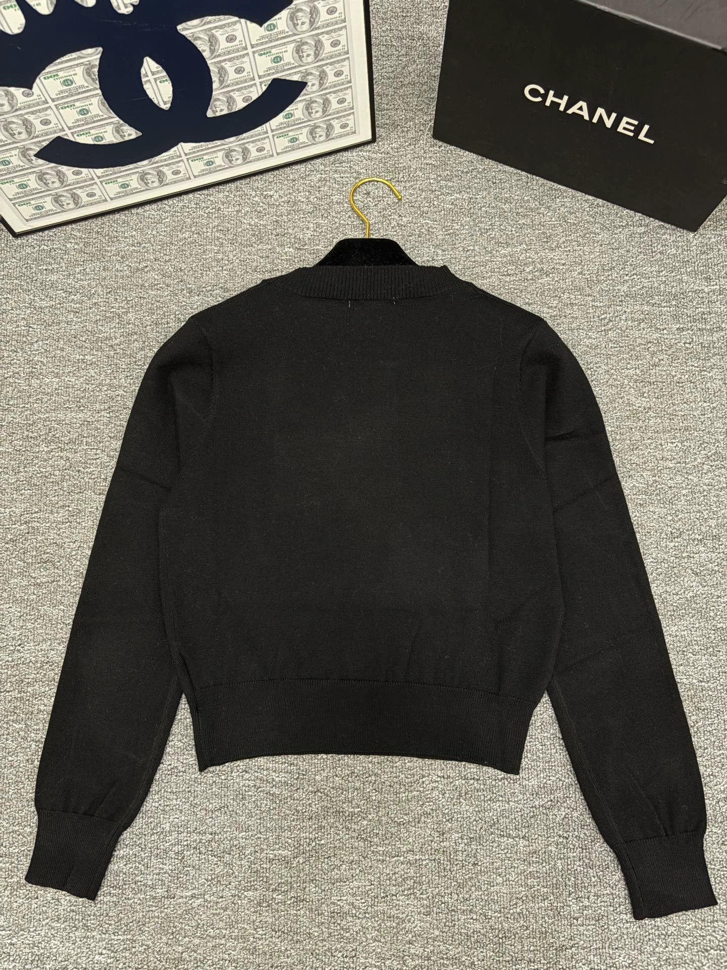 Color-blocked letter top