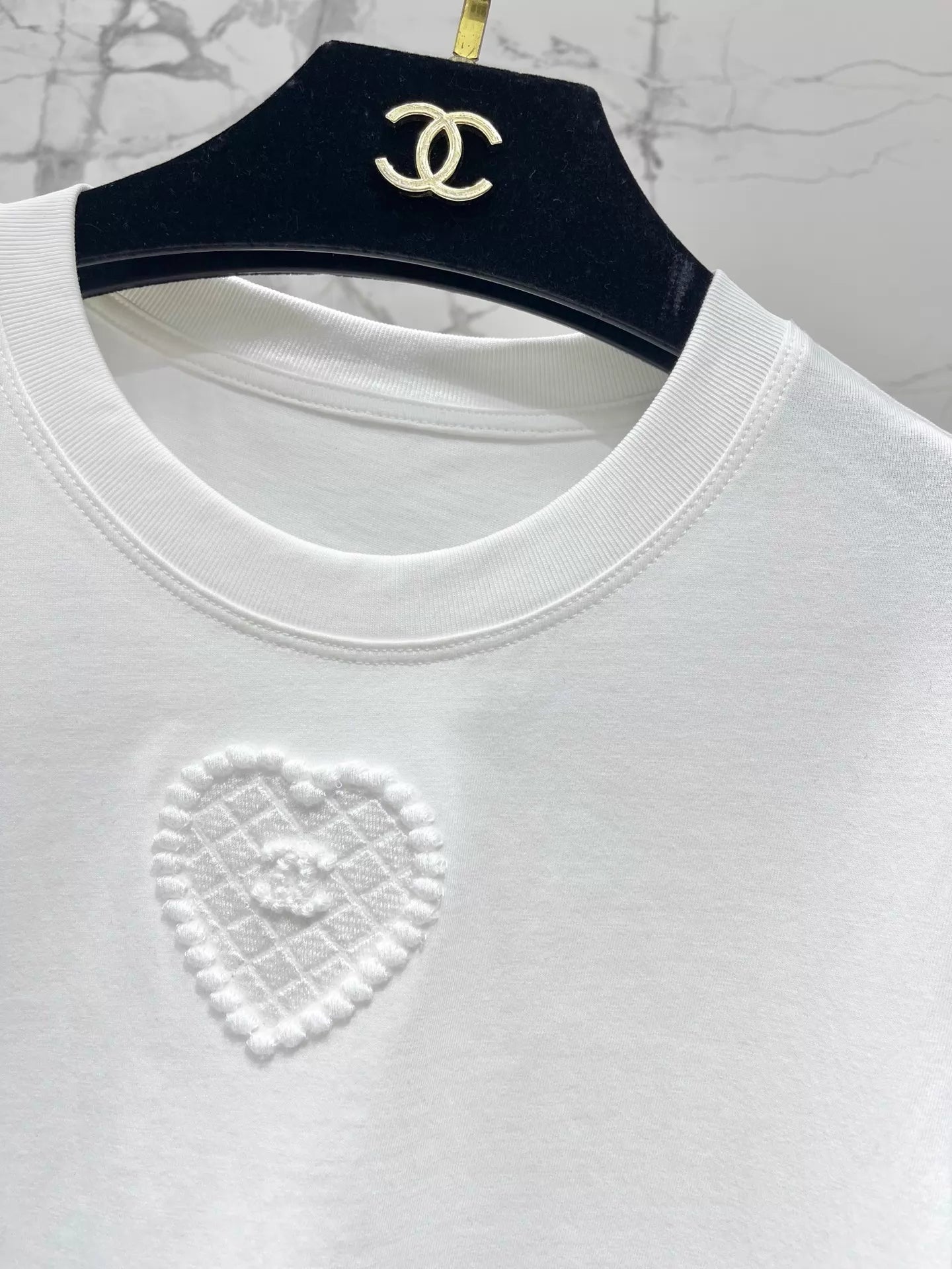 26ss Heart-embossed logo T-shirt